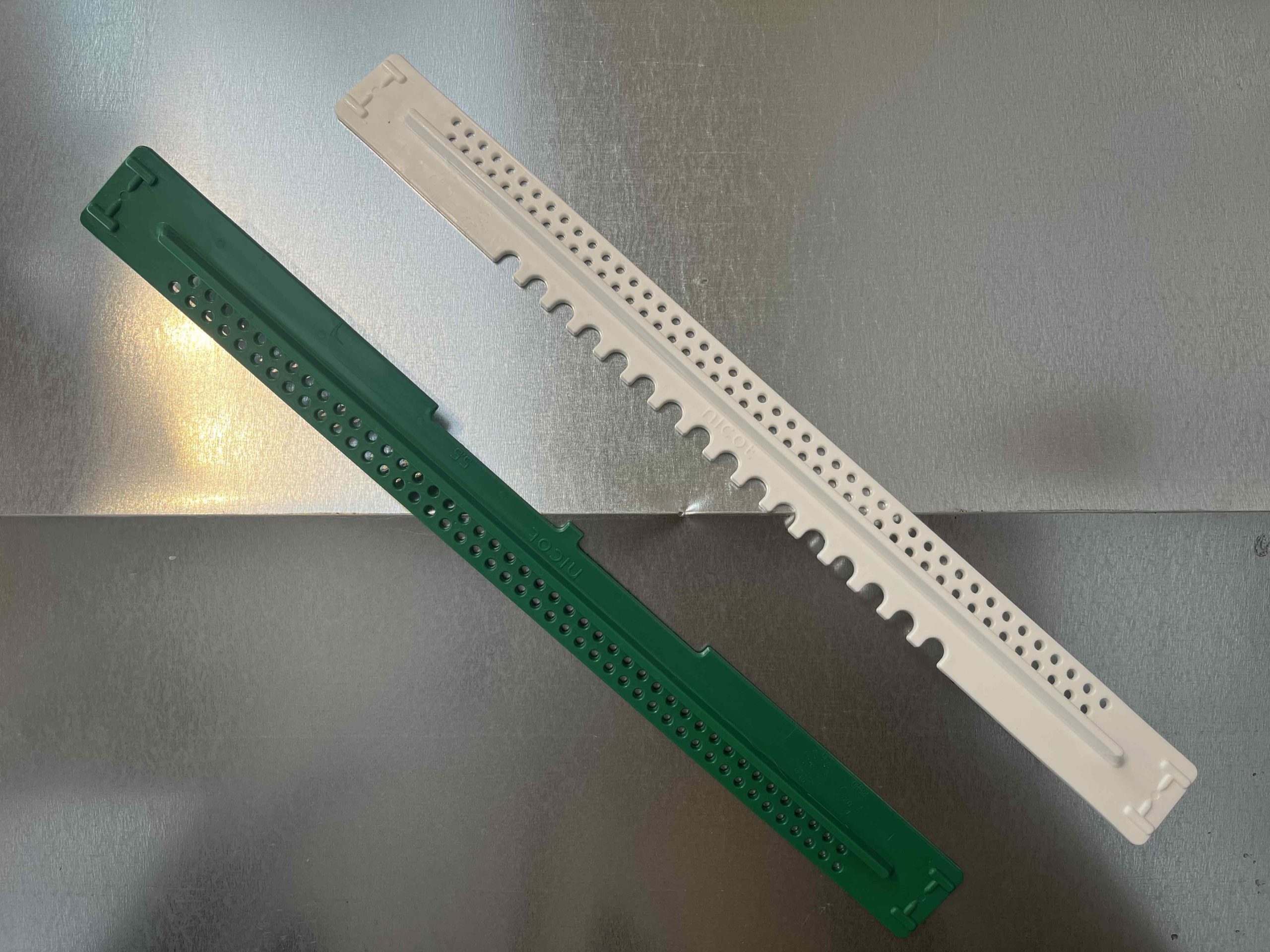 Portes PORTE D'ENTRÉE EN PLASTIQUE RÉVERSIBLE NICOT – Image 1